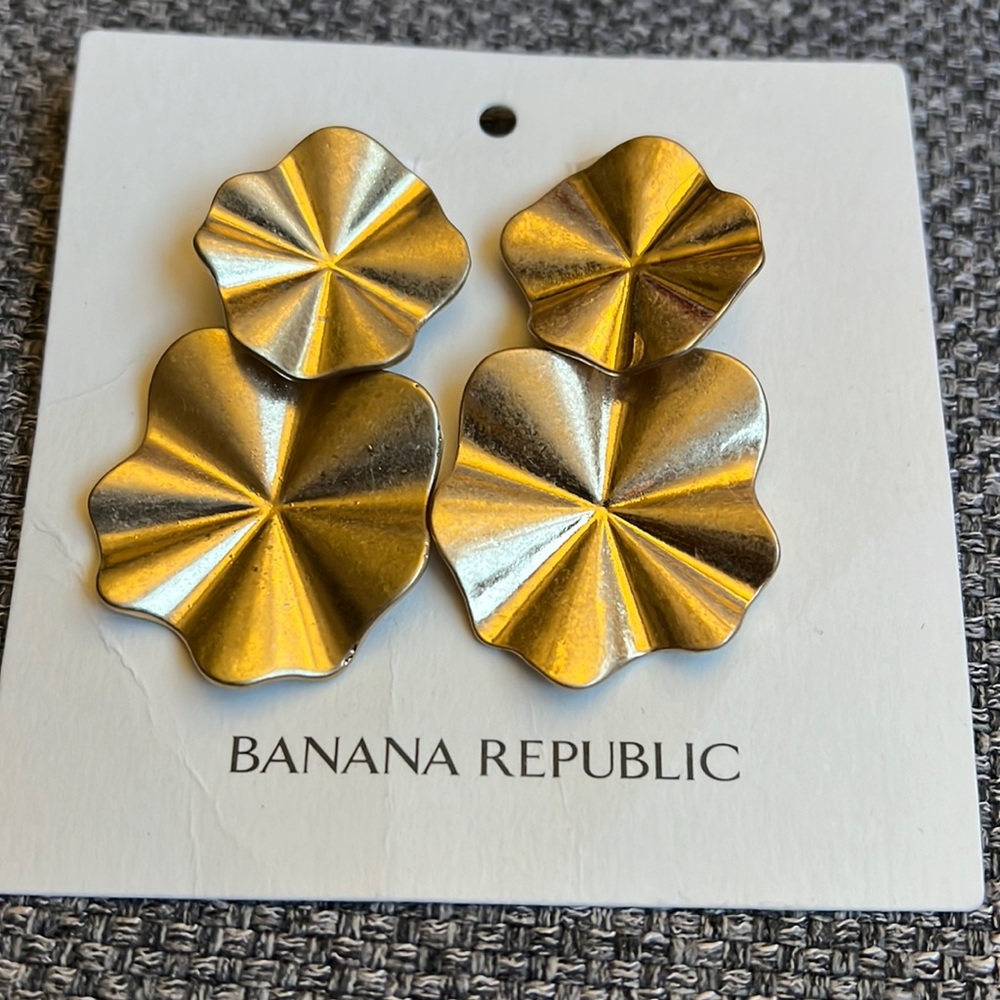 Banana Republic gold flat circle fan earrings